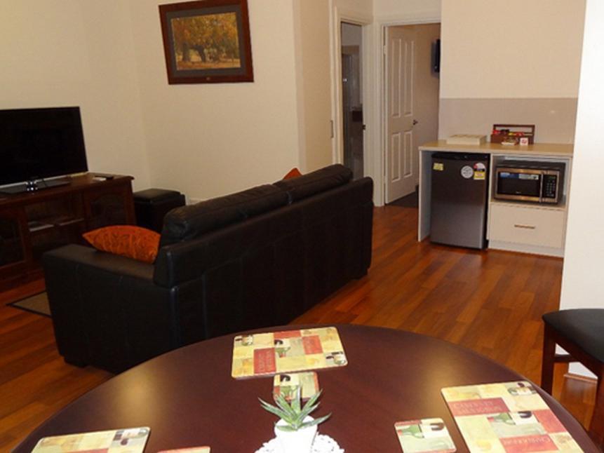 Oak Tree Apartment *
