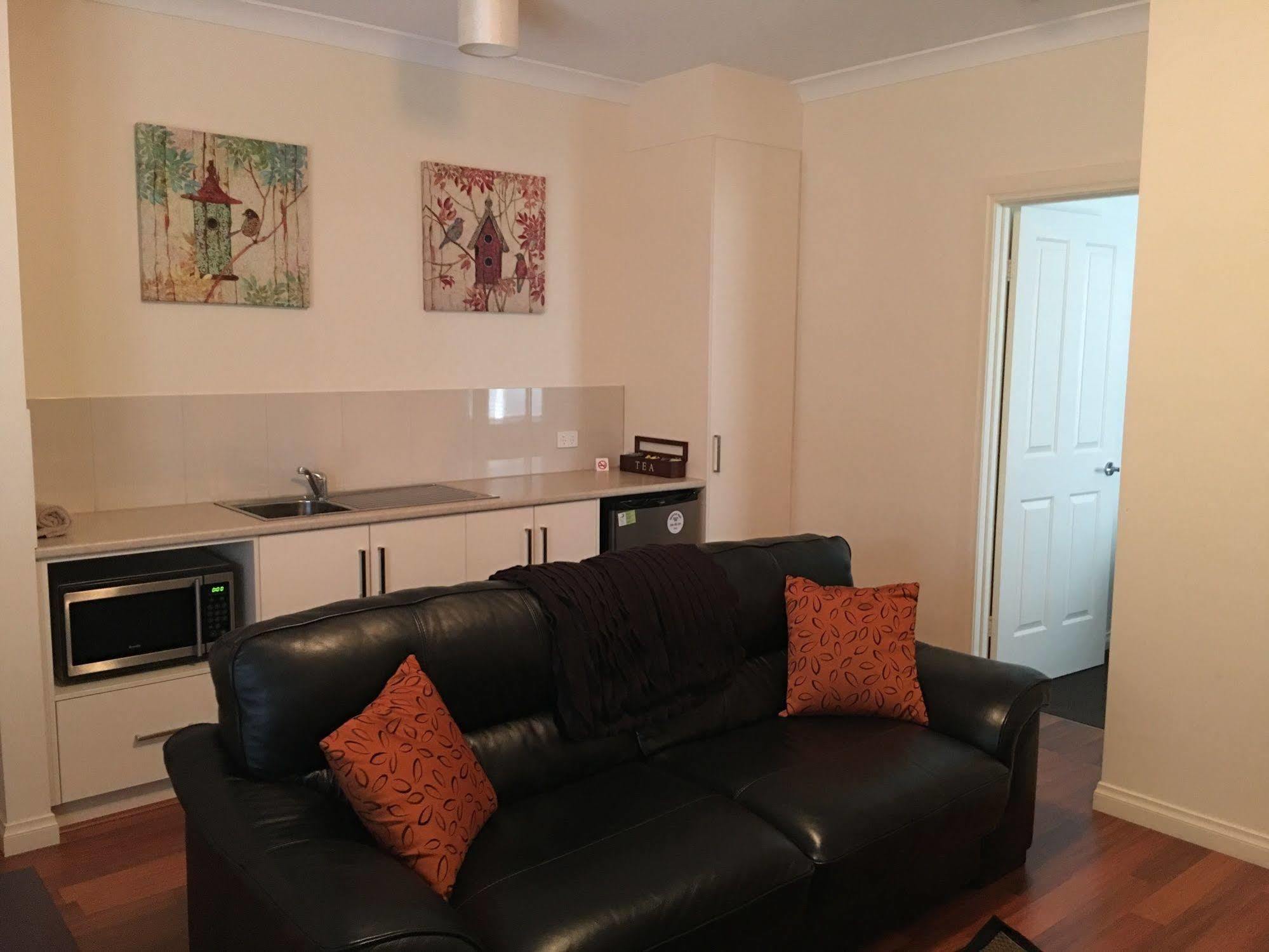 Oak Tree Apartment *