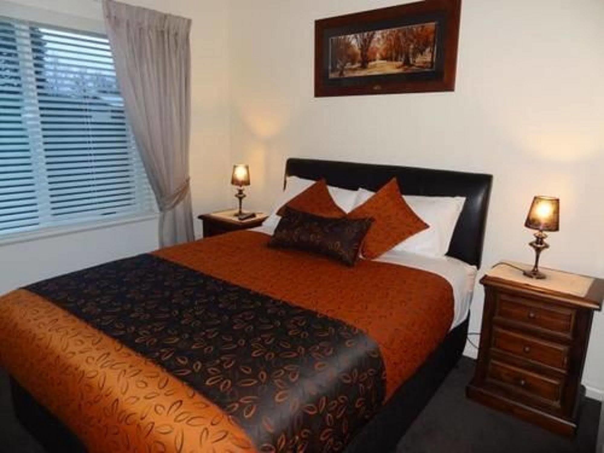 Oak Tree Apartment *