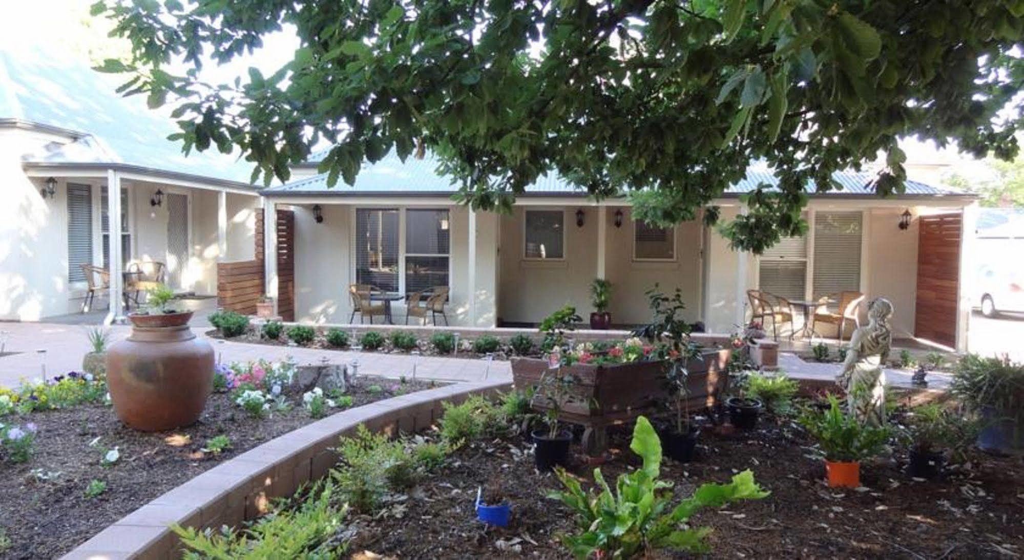 Oak Tree Apartment *